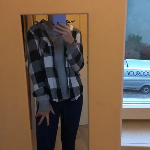 Rutig skjorta  - Säljer supersöt rutig skjorta från hm, köpt för 150 men säljer för 50✨✨