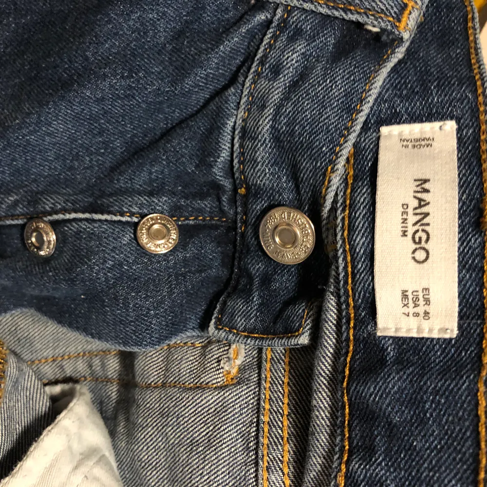 ✨ Wide Jeans från Mango! Säljer då den är för stora för mig, skulle säga att dem skulle passa 40🥰  Köparen står för frakt:). Jeans & Byxor.