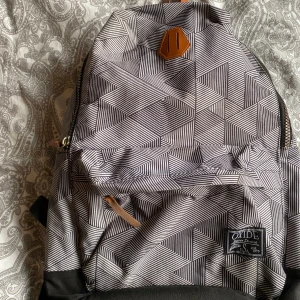 Vanlig svart grå ryggsäck  - I bra sick men haft den ca ett år 