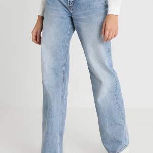 Jag säljer ett par utsvängda jeans från monki som är för små! Trendiga jeans, köpte de förra året och är därför använda men inget man ser! Passa på att köp, billigare än i affär✨😝😘