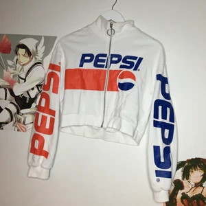 Pepsi croptop tröja. Strl: xs/s - Måste tyvvär sälja min bäbis, inte min stil. //// Skriv gärna om du vill ha mer bilder/bilder med plagget på - hade inte möjligheten att ta bild med alla plagg på :) TVÄTTAS EFTER BILD TAGEN kramiskrambjörn på dig