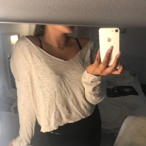 Beige tröja  - En beige tunn tröja från pull&bear, köpt för 200kr i Spanien. Säljer då den inte kommer till användning ✨