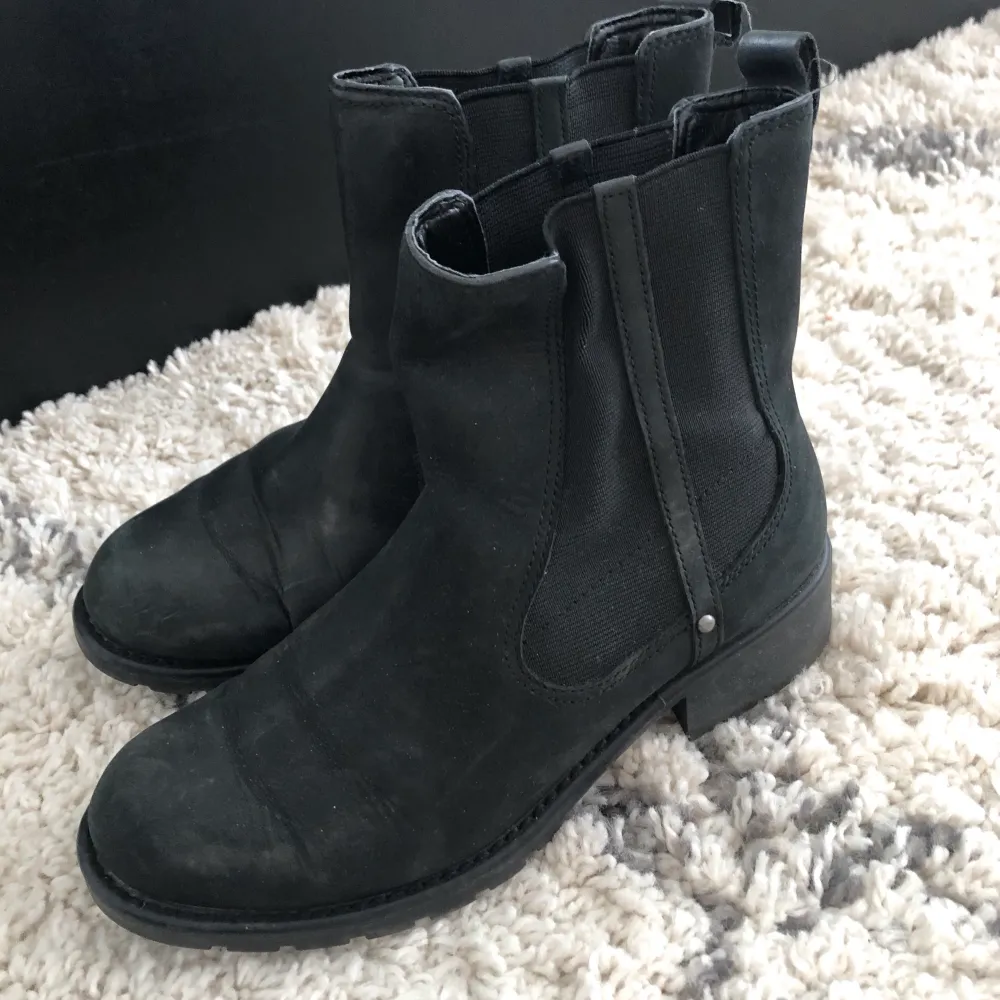 Använda boots men i bra skick från märker Clarks. Nypris 1300kr. . Skor.