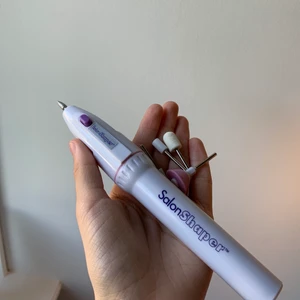 Elektrisk nagelfil  - Fungerar superbra och man får precis den formen på naglarna man vill ha. Använts fåtalgånger och batterier följer med❤️AA batterier💕