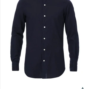 Finamore Napoli Tokyo skjorta  - Nytt skick använd fåtal gånger 2-3 ungefär. Storlek Large. Inköpt på careofcarl.se för 2099kr 