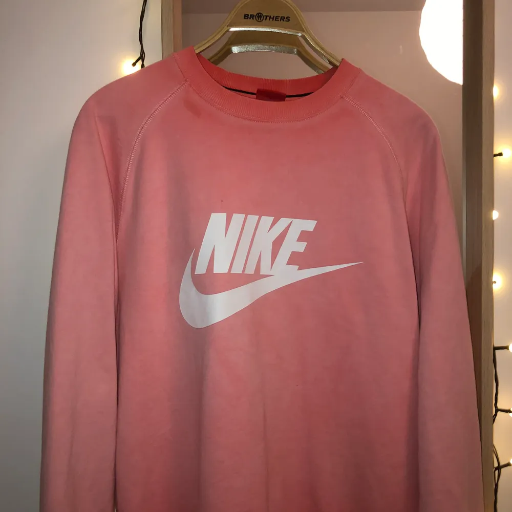 Nike sweatshirt som är färgad i efterhand rosa. Den har växt ur mig och därför säljer jag den. Strl M/L men sitter som M.. Tröjor & Koftor.
