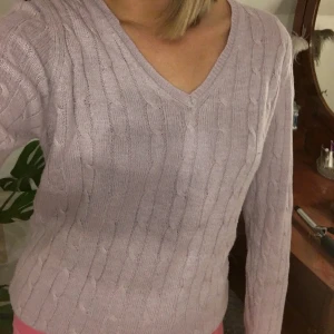 Fin stickad tröja  - Kabelstickad ljuslila tröja. Jättemysig, kommer från Gina tricot och är i stl S💜(köpare står för frakten, 44kr📦) BETLNING SKER VIA SWISH