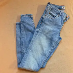Jeans från Gina i storlek 34! Nyskick och dessa är i bra kvalite. Säljs för 80kr