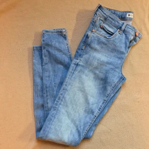 Jeans strl 34 - Jeans från Gina i storlek 34! Nyskick och dessa är i bra kvalite. Säljs för 80kr