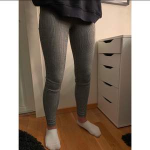 Ett par gråa randiga byxor med tajt fit. Fin kvalite och säljer då dem har blivit för små.