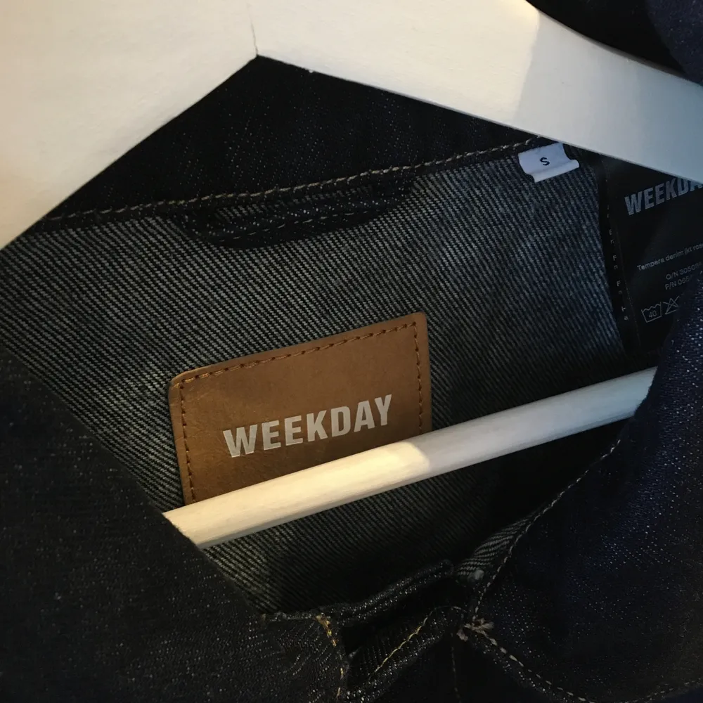 Jeansjacka från Weekday. Storlek S. Oversize med vida armar. Oanvänd. Kan skickas och då står köparen för fraktkostnaden.. Jackor.