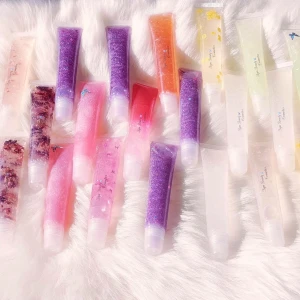 20ml Lipgloss💞 - Huge lipgloss sale inför HALLOWEEN månaden💕 normal priset är 50kr men sälja dem för 39kr/st. Det finns olika smaker som vanilj, äpple, jordgubb, cotton candy, strawberry kiwi, vaniljros, lemon, cocos. Ni kan gärna följa mig på insta @bgmbeautycosmetics för mer info elr om ni har frågor. Min dröm jobb är att starta min egen lipgloss och fransar line😍 och tack till alla som gav mig support ❤💕