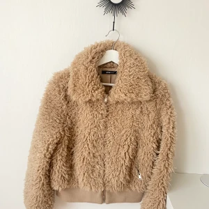 Jacka  - Fluffig (supermysig) jacka i kortare modell (croppad) 