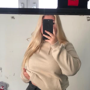 beige hoodie - hoodie från pretty little thing  aldrig använd köpt för 200 säljs för 100 + frakt ( pris kan dock diskuteras ) 