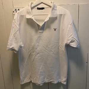 Gant pike strl M - Säljer en nästintill ny vit Gant pike i strl medium.