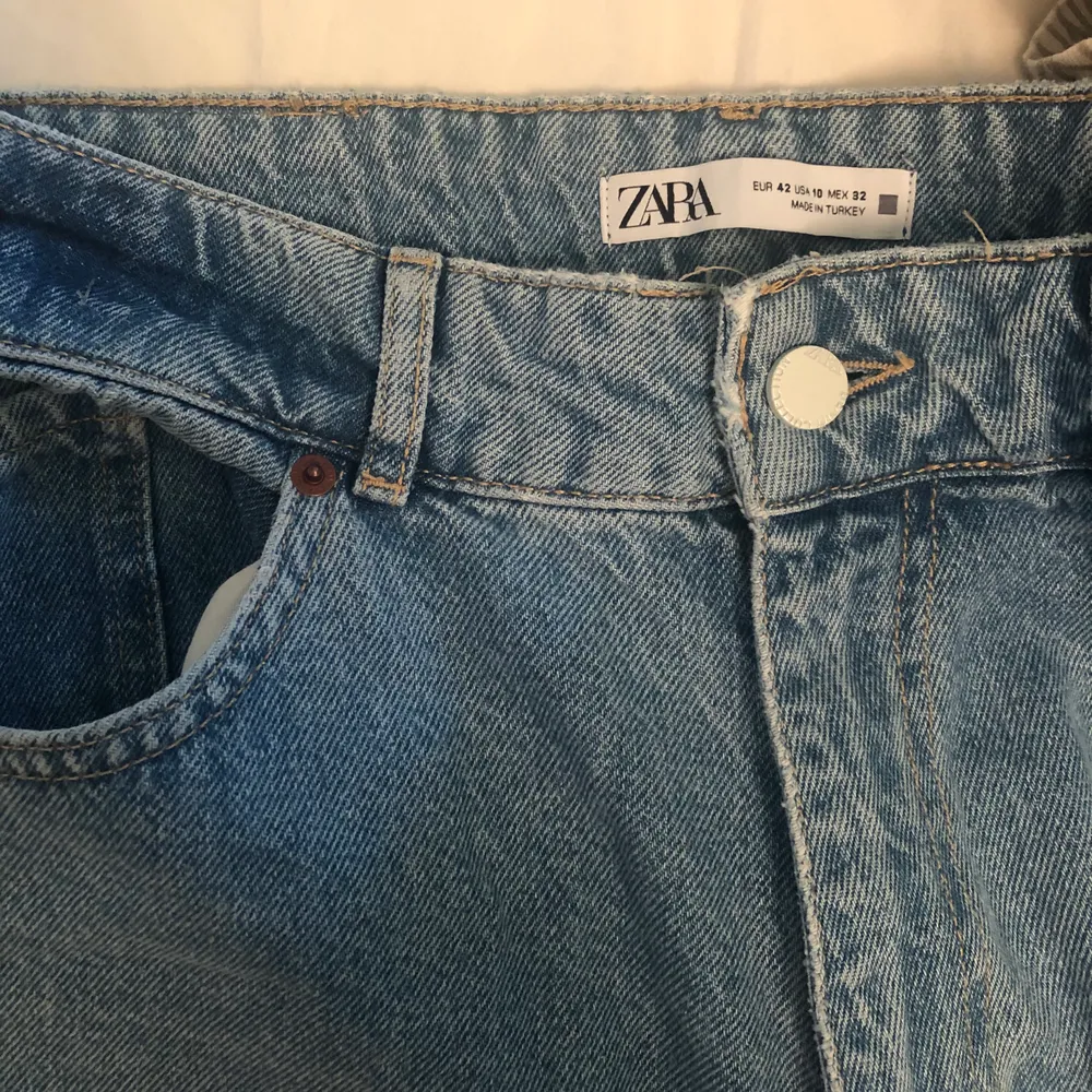 Jeans från Zara, som endast är testade. Storlek 42 men en aning liten i storlek. Inte lika ljusa som på bilden i verkligheten✨. Jeans & Byxor.