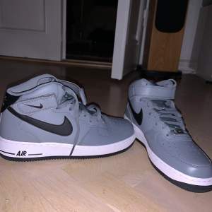 Sprillans nya och helt oanvända Nike Air Force 1 Mid 07s (Grå)! De passade inte mig riktigt :( 