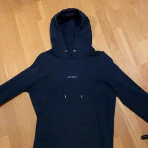 Les Deux Blå Hoodie  - Den är i bra skick 9/10 men säljer den eftersom den blivit för liten för mig. Nypris: 999kr