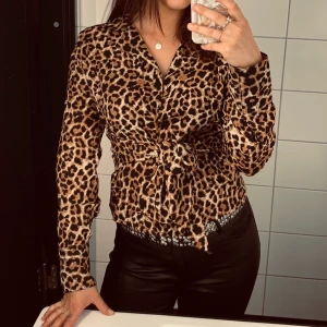 Leopardblus - Otroligt snygg plus i leopard med knytning i fram (eller bak om man vill) storlek 36 från NAKD🧡 60kr+frakt 