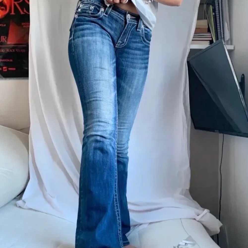 Skiiit snygga lowwaisted jeans från miss lee, jätte fin ficka och sitter super bra. Passar från 165 till 175. Säljer pga de Inte riktigt är min stil. Köpare står för frakt❤️ budgivning sker i komentarerna (lånad bild) köpt här på Plick❤️ (hjälper en vän). Jeans & Byxor.