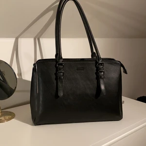 Väska  - Säljer denna Super snygga väsa som kommer ifrån Don Donna😊 den har tre stora fack som är väldigt rymliga👜 pris 350kr ink frakt