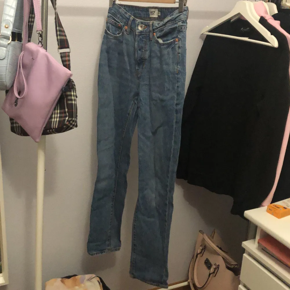 Här har vi ett par gulliga blå mom jeans, säljer då de ej kommit till användning🥰. Jeans & Byxor.