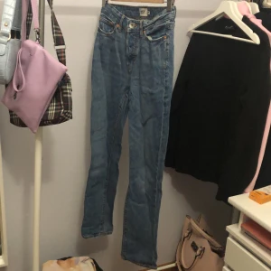 mom jeans, blå - Här har vi ett par gulliga blå mom jeans, säljer då de ej kommit till användning🥰