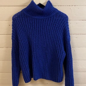 Blå stickad tröja  - Stickad tröja, storlek xs men passar även s 