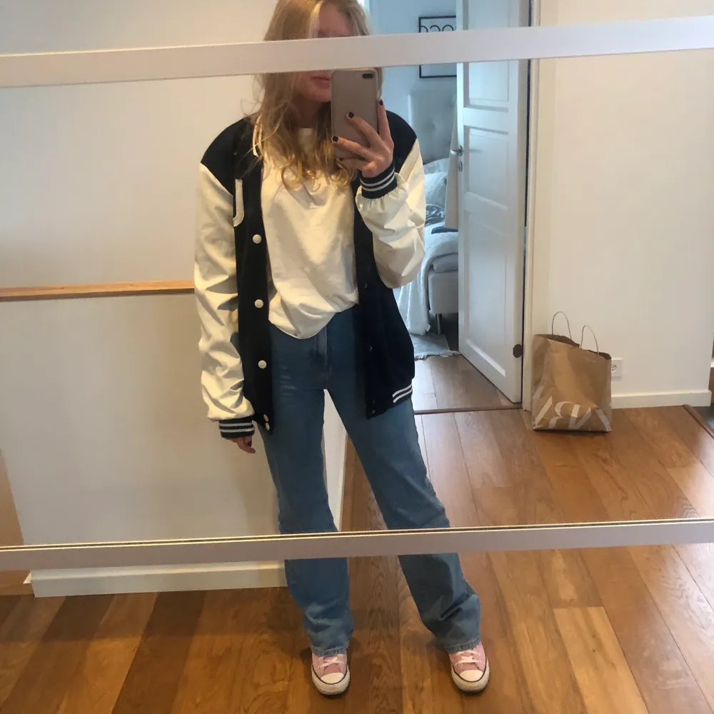 Säljer mina supersnygga långa jeans från zara! Är 169cm. Inköpta för bara några veckor sedan och använda ca 3-4 gånger, så de är i bra skick! Säljer för 300kr eller högstbjudande! . Jeans & Byxor.