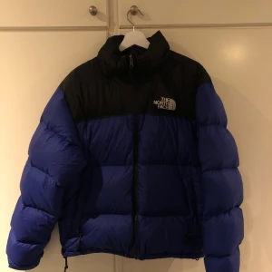 The North Face Nuptse jacka - storlek M. bara använd ett fåtal gånger och har inga märkvärdiga fel. jackan är så gott som ny och är supervarm och mysig till vintern! möts gärna upp och ger jackan någonstans i stockholm 