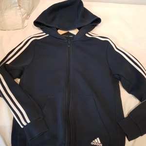 Adidaskofta - Inte tajt alls är 160 den är mörk blå med Adidas sträck runt 4 år gammal