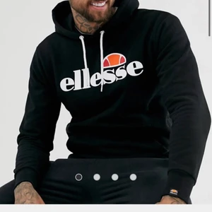 HOODIE - svart ellesse hoodie, används inte längre🤍 i bra skick och passar både Xs och S. skriv privat om du är intresserad