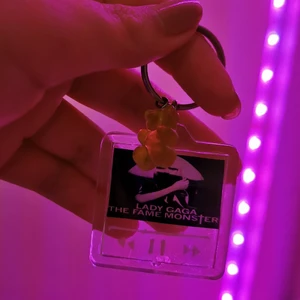 Nyckelring  - Beställ en nyckelring med en valfri bild och en gummy bear för 70kr (slumpmässig färg), utan gummy bear 60kr 💜✨
