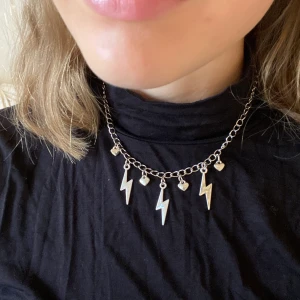 kedja med blixtrar och hjärtan  - Handgjort silvrigt halsband med blixtrar och hjärtan💘 Frakt 11kr🥰 Fler smycken finns på insta @sthlm.jewelry💜
