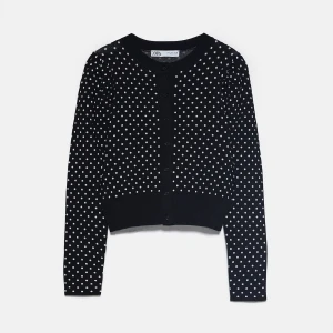 Prickig kofta zara - Säljer min jättefina kofta från zara! Den är helt oanvänd och är verkligen jättefin. Den är i storlek s och är kort i modellen, om du är intresserad skriv i dm💕