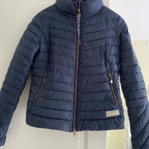 Odd Molly jacka  - Fint skick förutom skada på vänster arm . Se bild <33333 jackan är blå och användbar fortfarande därav priset . Nypris 1899kr!! <33 