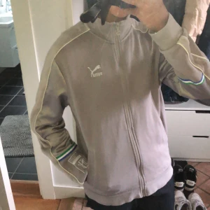 puma track jacket - puma track jacket i perfekt skick! storlek M och passar true to size :) budet startar på 230kr, avslutas 2 dagar efter första bud! buda med minst +10kr :)