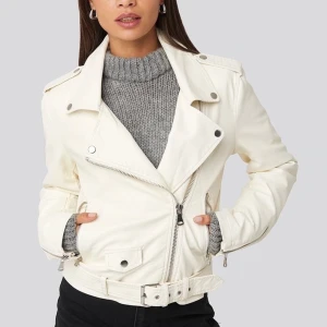 Bicker jacket den NA-KD - HEJ, säljer denna bicker jacka från NA-KD. Köpt för 599. Har lite märken på den som syns knappt, på grunda av det sänkte jag priset rejält☺️. Kommentera gärna i kommentarsfältet. HÖGSTA VINNER!