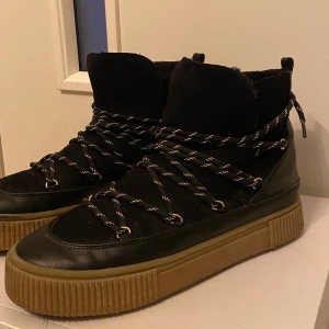 Vinterskor - Skor från hm! Jätteskönt material inuti skorna! Passar bra till vintern!