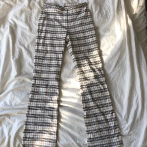 Coola rutiga byxor  - Rutiga byxor som sitter tight med en liten bootcut. Knappt använda 