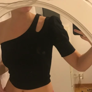Topp - Superfin one-shoulder topp ifrån NA-KD! Använd endast en gång!!! Perfekt till fest eller om man vill vara lite fin!🤩🤩Storlek S men passar även XS och M!
