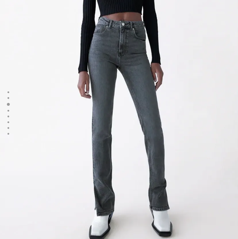 Säljer dem här populära jeansen ifrån Zara. Det är storlek 40 men jag skulle säga att del passar en 36/38 eftersom att det är skinnyjeans. Är bara använda en gång!. Jeans & Byxor.