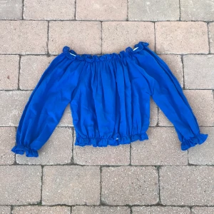 Off-shoulders topp i storlek XXS - En superfin blå off-shoulders topp i storlek XXS. Har inte använt den någon gång för att den är för liten för mig för jag i vanliga fall brukar ha XS/S. (FRAKTEN INGÅR I PRISET)