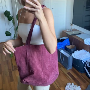 Vinröd väska i äkta mocka - I perfekt skick, stor, så perfekt till skola eller när man behöver packa mkt! 