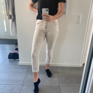 Byxor - snygg design - Snygg design på ett par sköna byxor ifrån I say. Står ingen storlek, men jag är 175 och storlek small/medium. Så skulle själv sätta small.