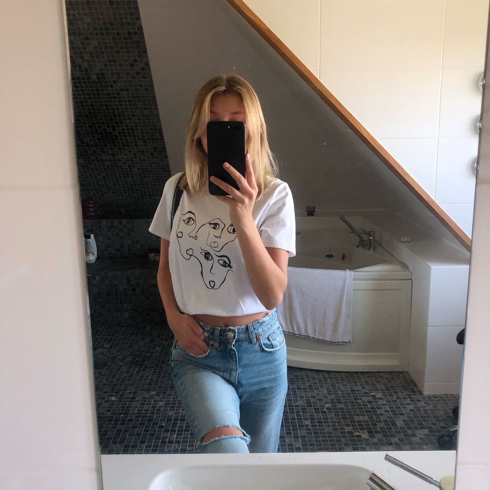 En Jätte cool och fin tshirt ska nu säljas, Tshirten är tjockare material än vad mina andra tshirts är så den kan bli lite skönare då de blir kallt nu. Slutsåld på NA-KD. T-shirts.