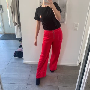 Häftiga röda byxor!❤️ - Röda byxor ifrån NA-KD! Så snygga och sköna! Men kommer aldrig till användning för mig!😢❤️