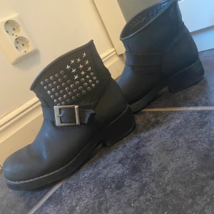 Låga Johnny bulls  - Låga Johnny bulls, svarta med nitar. Storlek 37.
