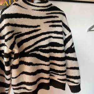 En tjocktröjan zebra mönster från Vero Moda köpt förra vintern. Jätte mysig men inte kommit till användning. Köparen står för frakt eller mötas upp❤️