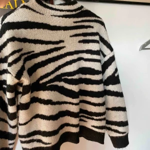  - En tjocktröjan zebra mönster från Vero Moda köpt förra vintern. Jätte mysig men inte kommit till användning. Köparen står för frakt eller mötas upp❤️